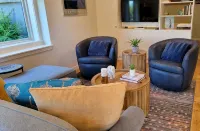 CLASSY, MODERN FAIRHAVEN CONDO WITH GARAGE & EVSE. JUST STEPS TO EVERYTHING! - 4 ดาว
