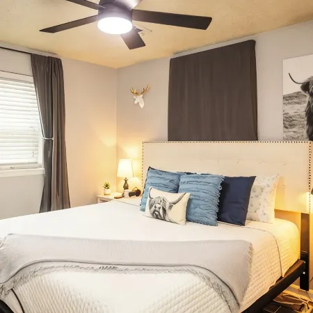 Work Space/King/Patio/Near Airport/Close to I-35 Hotels in Moore
