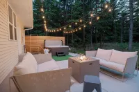 Private Wooded Retreat w/ Hot Tub & Fireplace - Walk to Coffee, Near Sister Bay