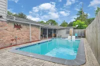 Private Retreat w/ Pool, Patio, BBQ! 6BR 3BA Gem - Private Pools