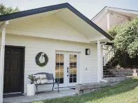 Contemporary Studio within Walking Distance of Downtown Bigfork! Hotel di Bigfork
