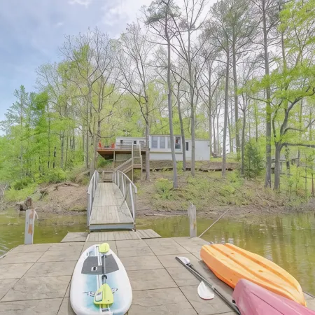 Pet Friendly! Lakefront-4 bed, 2 bath house on Smith Lake- Crooked Creek Retreat