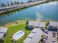 5Br/3BA Waterfront & 2 Pools on Property Escape-Walkable to Downtown Sandpoint!