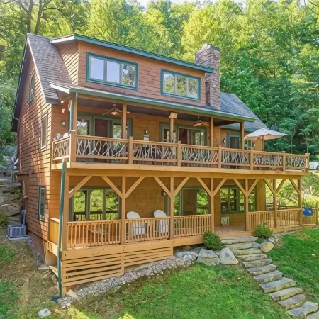 Lakefront 3 bedroom lodge sleeps 10, 8 minute drive to Gorges State Park