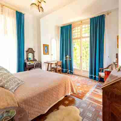La Dolce Vita minutes from the beach!! with pool Rooms