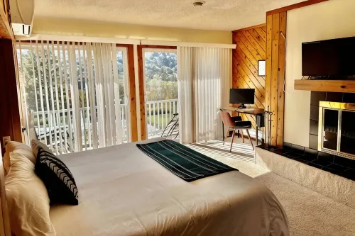 Luxury Hunter Mountain View Townhome -Pool-Fire Pit-Walk to Scribner’s-Sleeps 10