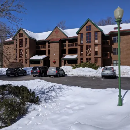 Deer Park River View Condo with AC