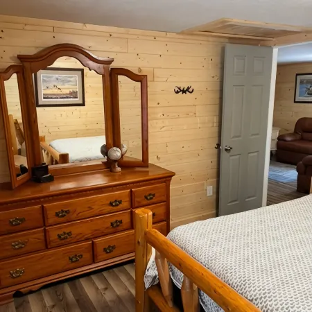 Cozy 2-bedroom cabin near endless trails. Family and pet friendly. Fire pit & AC