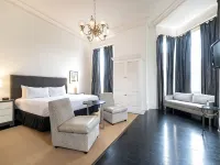 Melrose Mansion Hotels near Clay Square