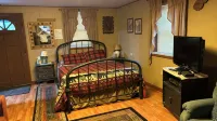 Charming 4-bedroom cabin with HOTTUB  in peaceful Upper Tract with WiFi, AC