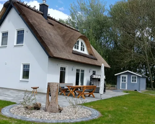 Thached House "Haus Hannes" on the island Rügen - Relax and enjoy. Hotels in Poseritz