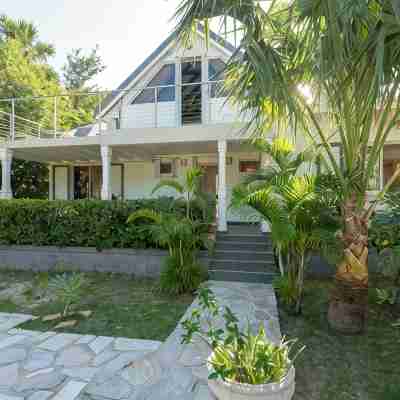 Beach 2 minutes' walk, private deck, tranquility Hotel Exterior