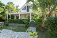 Beach 2 minutes' walk, private deck, tranquility