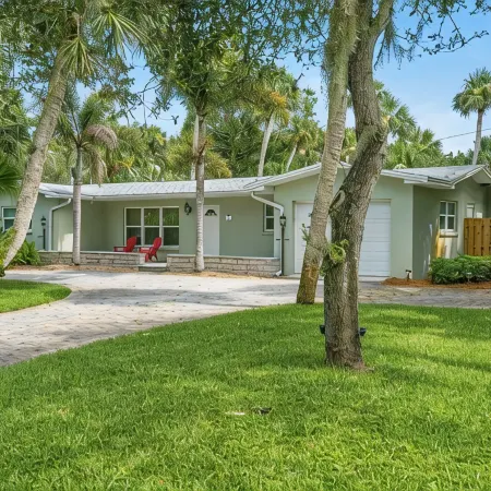 5 Min Walk - Golf Cart Included - Central Beach - House w Large Backyard & Pool