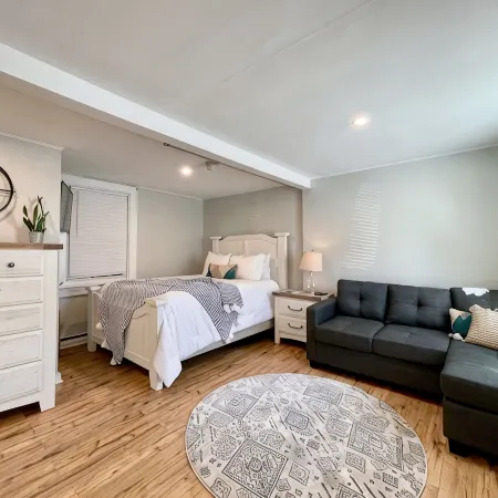 Super-Walkable Downtown Studio