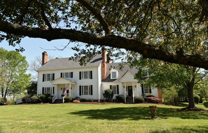 Athlone Farm: Spacious, Gorgeous Grounds, Historic Outbuildings, Summer Deals!