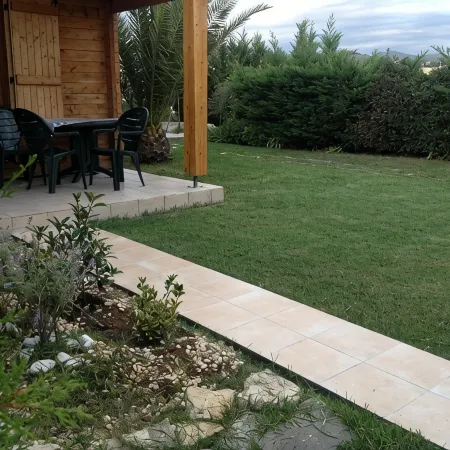 Two-bedroom apartment in the heights of Nice: Small chalet with private garden.