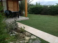 Two-bedroom apartment in the heights of Nice: Small chalet with private garden. - Bungalows