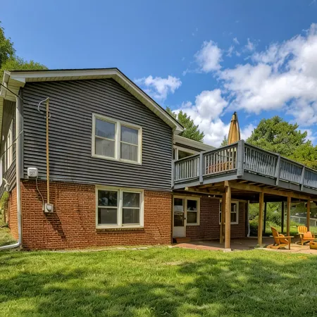 5BD Charming Home - Pool Table & Backyard