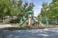 Huge 4bd Masthope retreat,hot tub game room,lake access,ski, Rain friendly deck