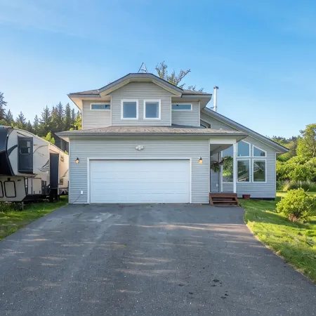 Charming 3-bedroom house with Jetted Tub and Big Backyard!