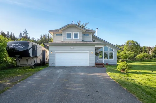 Charming 3-bedroom house with Jetted Tub and Big Backyard!