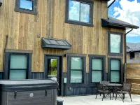Luxury Retreat • Hot Tub • Walkable • Mountain Views • 3 King Bedrooms • Modern 드릭스 호텔