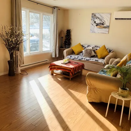 3 Bedrooms 5 Bed’s Upper Unit of Duplex Home