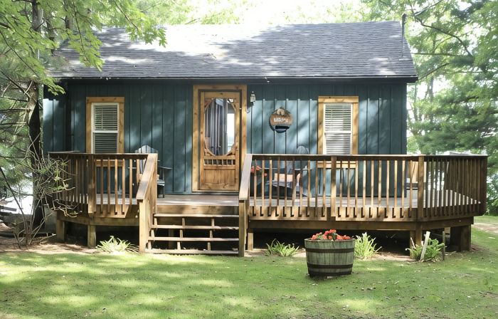 Cozy 4 Season Cottage stunning sunsets on Sparrow LakePet friendly)New Hot Tub