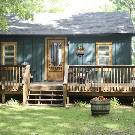 Cozy 4 Season Cottage stunning sunsets on Sparrow LakePet friendly)New Hot Tub