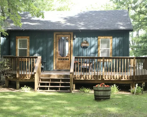 Cozy 4 Season Cottage stunning sunsets on Sparrow LakePet friendly)New Hot Tub Hotels in Severn