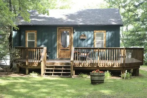 Cozy 4 Season Cottage stunning sunsets on Sparrow LakePet friendly)New Hot Tub