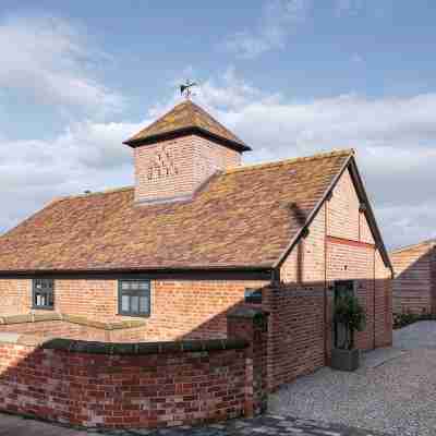 Pigeon House: Barn with hot tub, wood burner & large private garden. Hotel Exterior