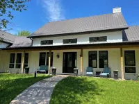 Beautiful new house nestled in a private and fenced 30 acres nature sanctuary. Các khách sạn ở 