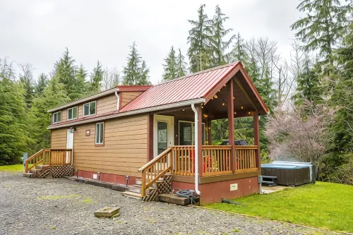 ElkCreekInn: creekside tiny home - バルコニー