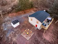 Secluded WV Retreat Hot Tub, Fire Pit & Kayaks - シャレー