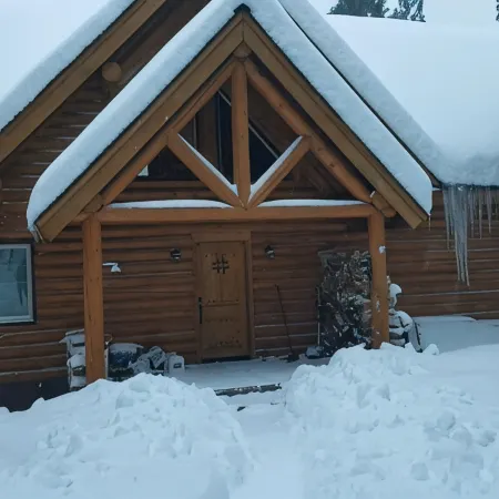 Luxurious & spacious log cabin rental. Family friendly. Lots of amenities.