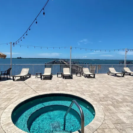 Waterfront Resort Condo – Clearwater Beaches & Honeymoon Island, Sunset, Bikes