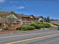 Visit Willow’s Place! All Season Pocono Retreat!  Kayaks, Canoes and Pedal Boat! Hotels in Lake Ariel