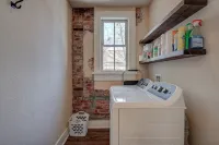 Historic 1880 2-Bedroom Downtown Apartment - 3-Star