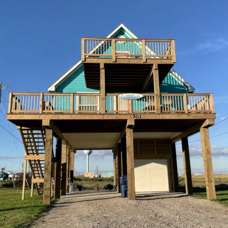 Come and enjoy the beautiful Surfside beach and “heav’n fun” in this cozy home!