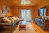 Beautiful private rustic log cabin, pool, hot tub - 3つ星