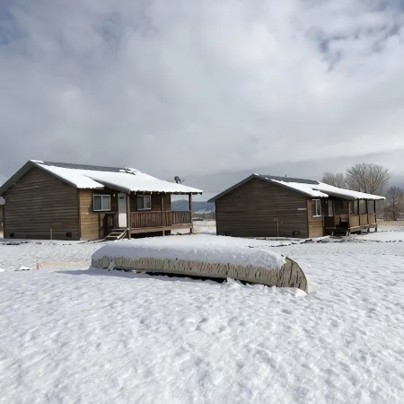 River Rest Luxury Cabin - The Ruby. Beautiful River and Mountain Views!!
