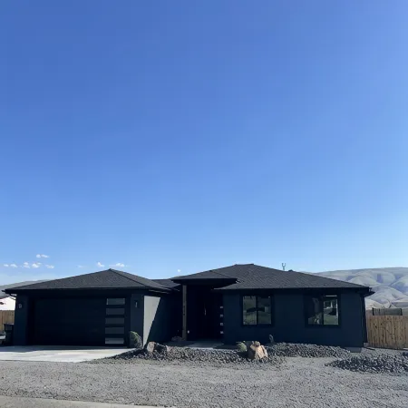 Modern desert retreat with heated/cooled pool - 2.5 hrs away from Seattle