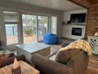 Lake Nokomis 4-bedroom Lakeside Spacious Cottage - シャレー