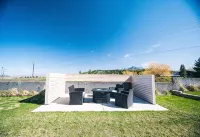 NEW- Modern Home Close to Downtown - Hot Tub! - balcony
