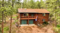 Secluded and Cozy Log Cabin /w Hot Tub + Fire Pit