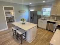 Laura’s Simply Charming Home on Harrison - 무료 와이파이