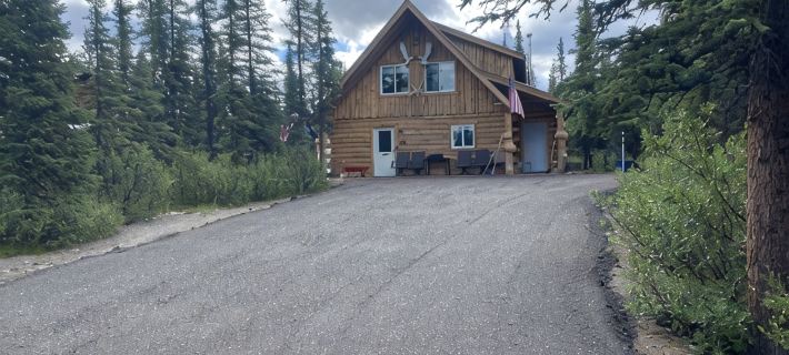 Log House on Denali Airstrip at Mile Post 229.5 of the Parks Highway. Отели в г. Денали