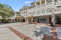 Studio w/ Balcony! Walk to Resort Pool & Baytowne Wharf at The Grand Sandestin - 2성급